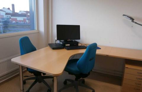 Pääkirjaston tutkijanhuone, kaksi tuolia, pöytä ja tietokone